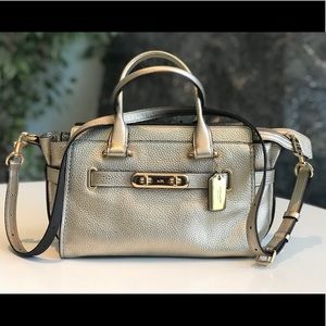 Coach Swagger 27 in gold pebble leather